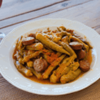 Μπάμιες με χωριάτικα λουκάνικα