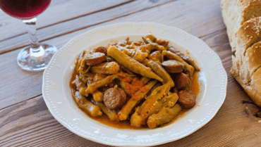 Μπάμιες με χωριάτικα λουκάνικα