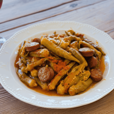 Μπάμιες με χωριάτικα λουκάνικα