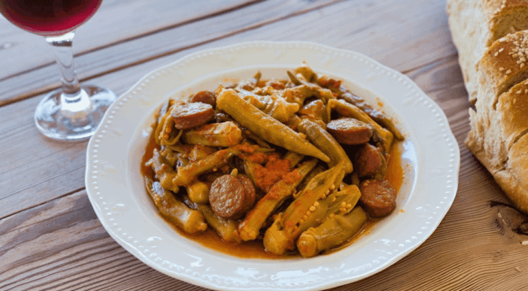 Μπάμιες με χωριάτικα λουκάνικα